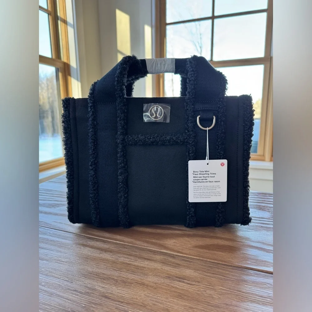 NWT - Lululemon Women’s Black Tote Bag - 4.5L - Faux Shearling Trim - Picture 3 of 7